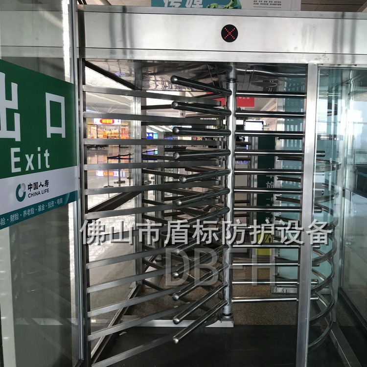 郑州火车东站单项门不锈钢全高矩形旋转闸道出站口导向止逆旋转门