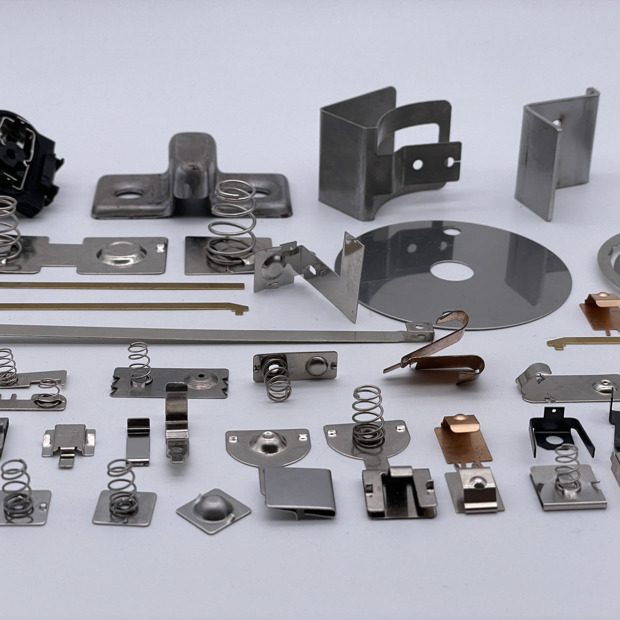 五金冲压厂定制加工弹簧钢弹片金属成型电子弹片电池扣连续冲压件