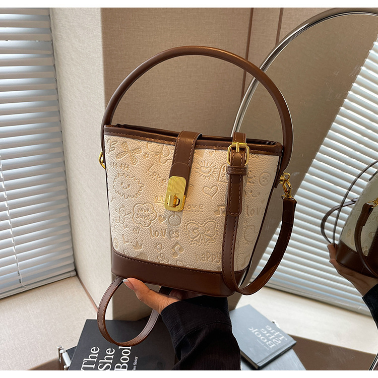 Bolsos populares de alta gama para damas 2024 nueva textura para trabajar bolso de cubo de mensajero de cercanías de nicho marrón