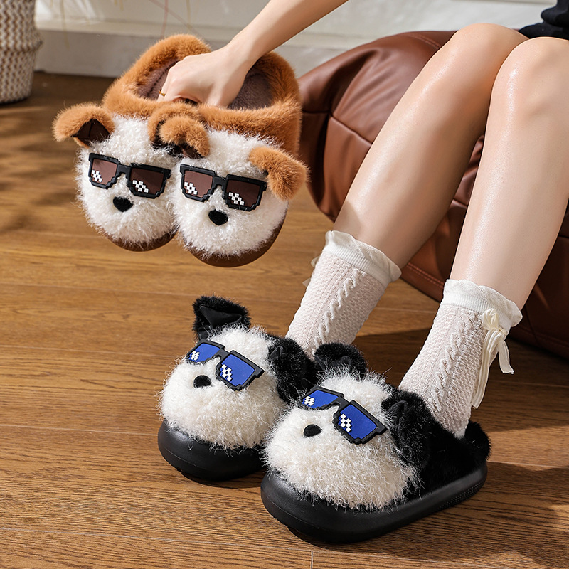 Zapatillas de algodón para mujeres otoño y invierno 2025 nuevo interior antideslizante pisar mierda sensación de fondo grueso zapatillas de peluche para hombres