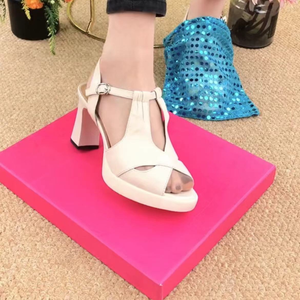 Sandal nữ da thật peep-toe quai chữ T gót vừa — Màu đen
