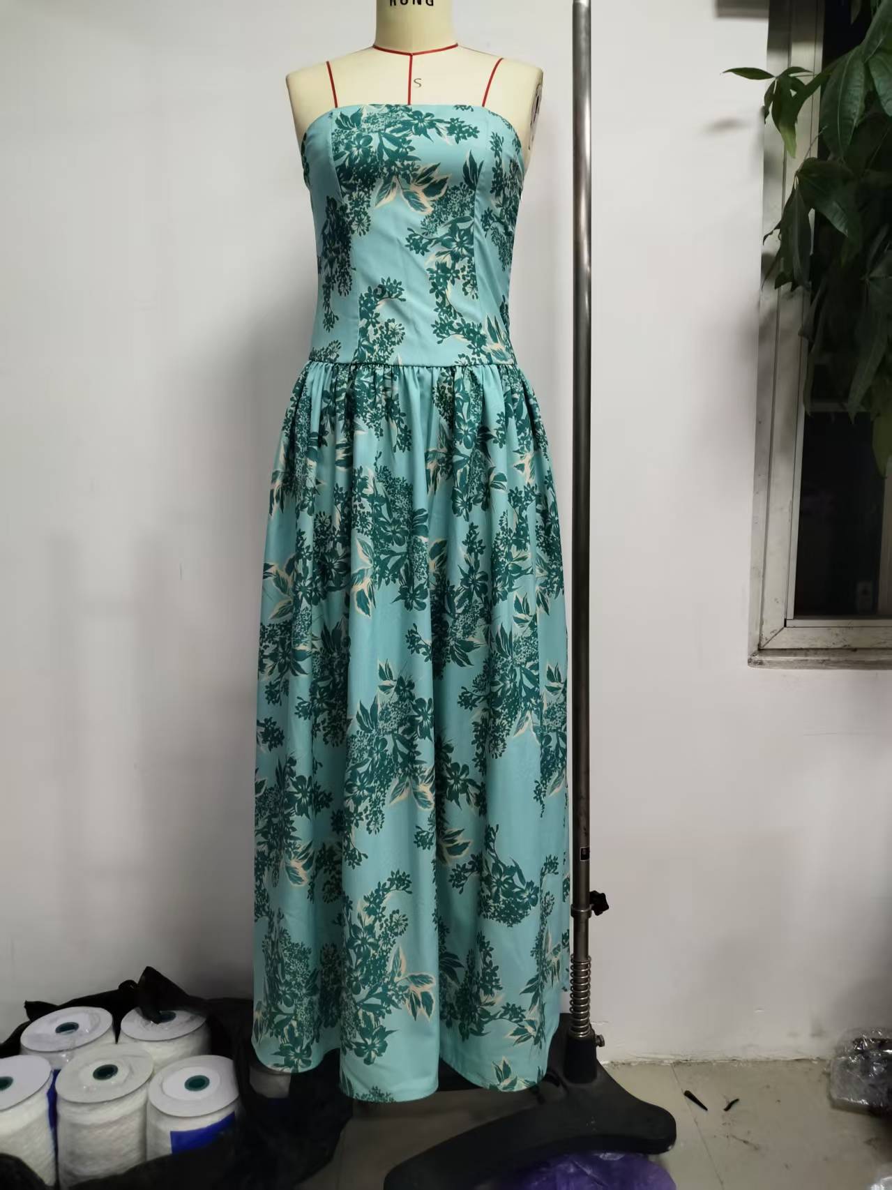 Rochie lungă boemă tip tub cu umerii goi și imprimeu pentru femei_voghion.com