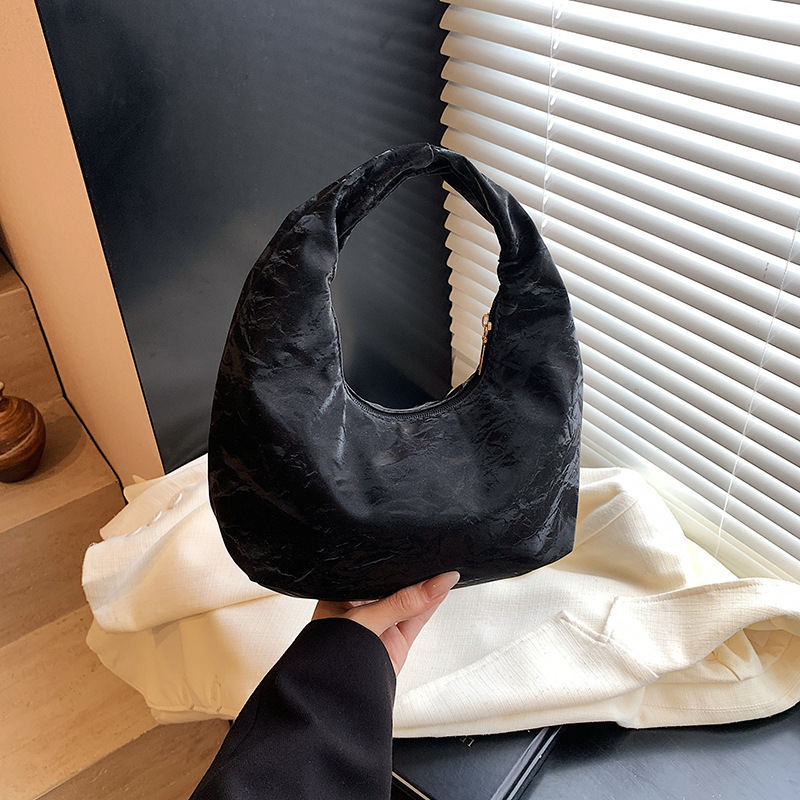 Bolso de mano plegado para mujeres 2025 primavera y verano nuevo nicho de moda bolso de hombro pequeño bolso de media luna fresco
