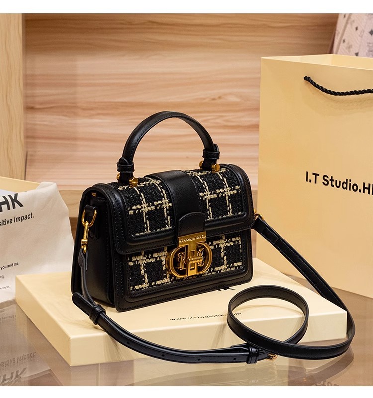 Túi xách tay da cổ điển vuông nhỏ phong cách Chanel, quai xách tay và đeo chéo — Màu đen w chi tiết 4