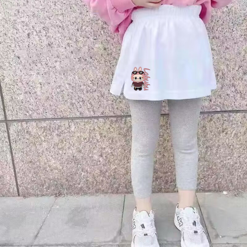 Pantalones cortas para niños con una base universal debajo de una falda de bebé de borde blanco coreano con una camiseta encantadora con base