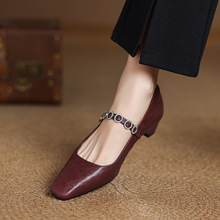 ��Ƥ���^ˮ�һ�֎�������ЬŮ�ٴ�ͨ�ں�ɫ�ֵ͸���Ƥ�\�چ�Ь