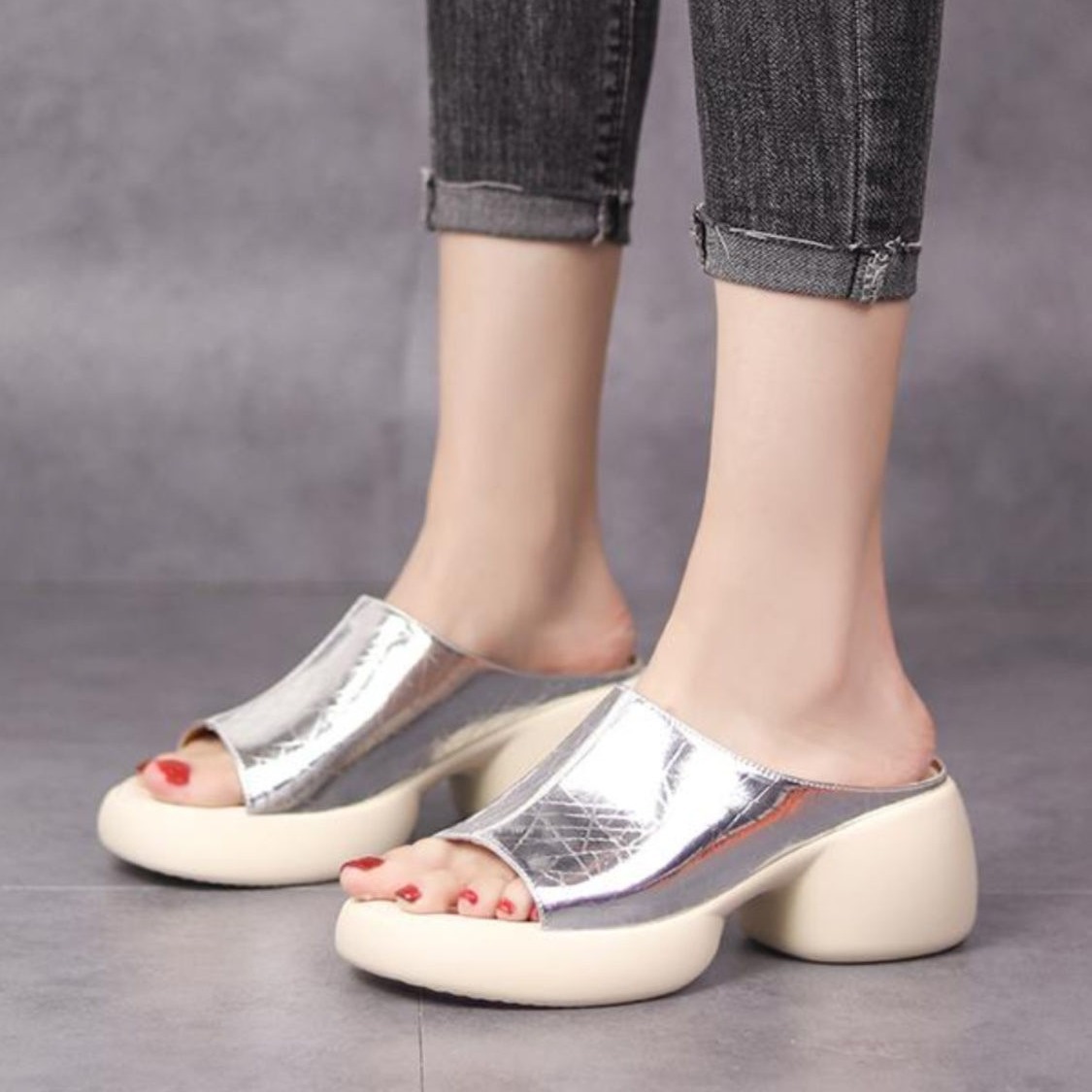 Zapatillas frías de piscado de talón de verano 2024 nuevas zapatillas de playa casuales de media zapatillas para mujeres