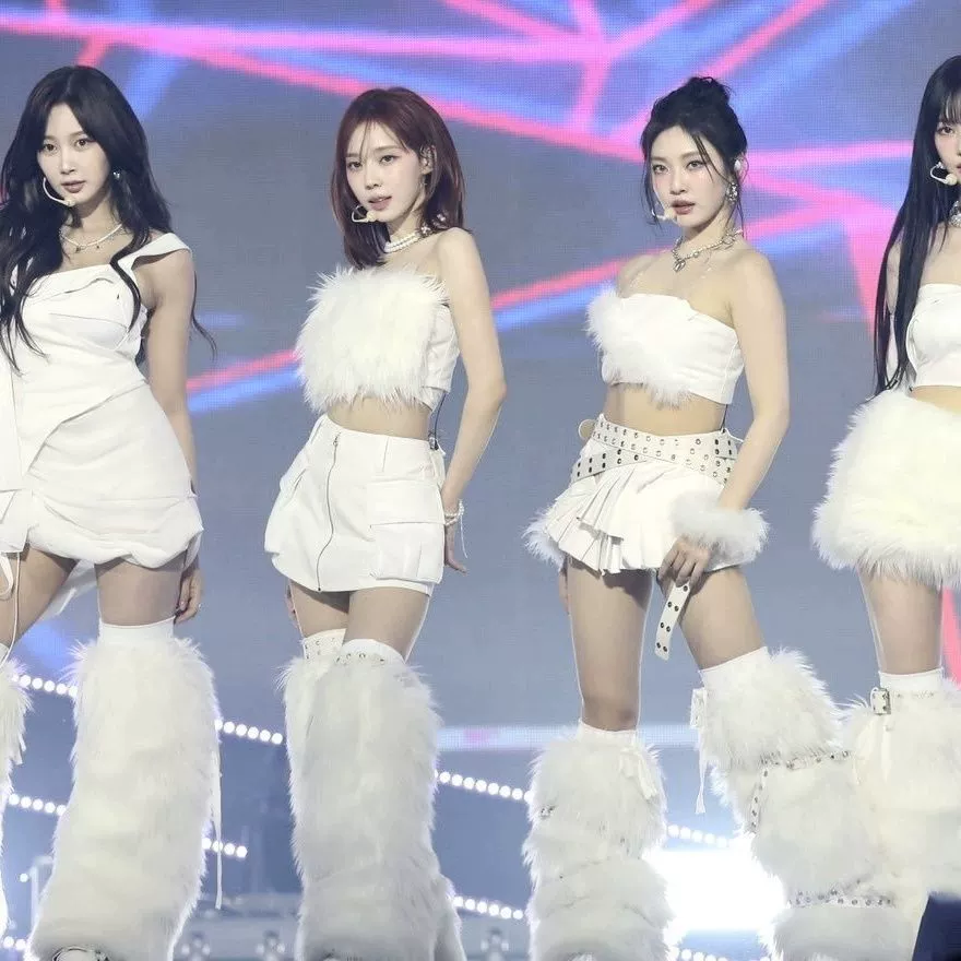 aespa Корейская женская группа, поющая одежда в одном стиле, одежда для выступлений на сцене, новый танцевальный белый меховой костюм