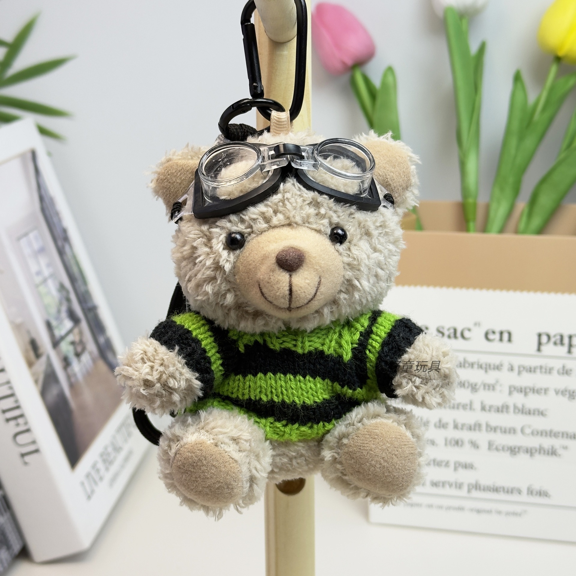Bear con suéter verde con rayas y gafas de baño