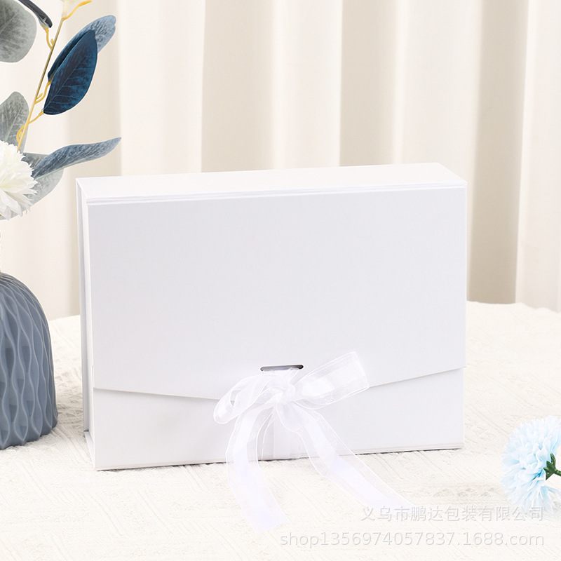 Caja plegable sobre blanco * 26*19*8cm