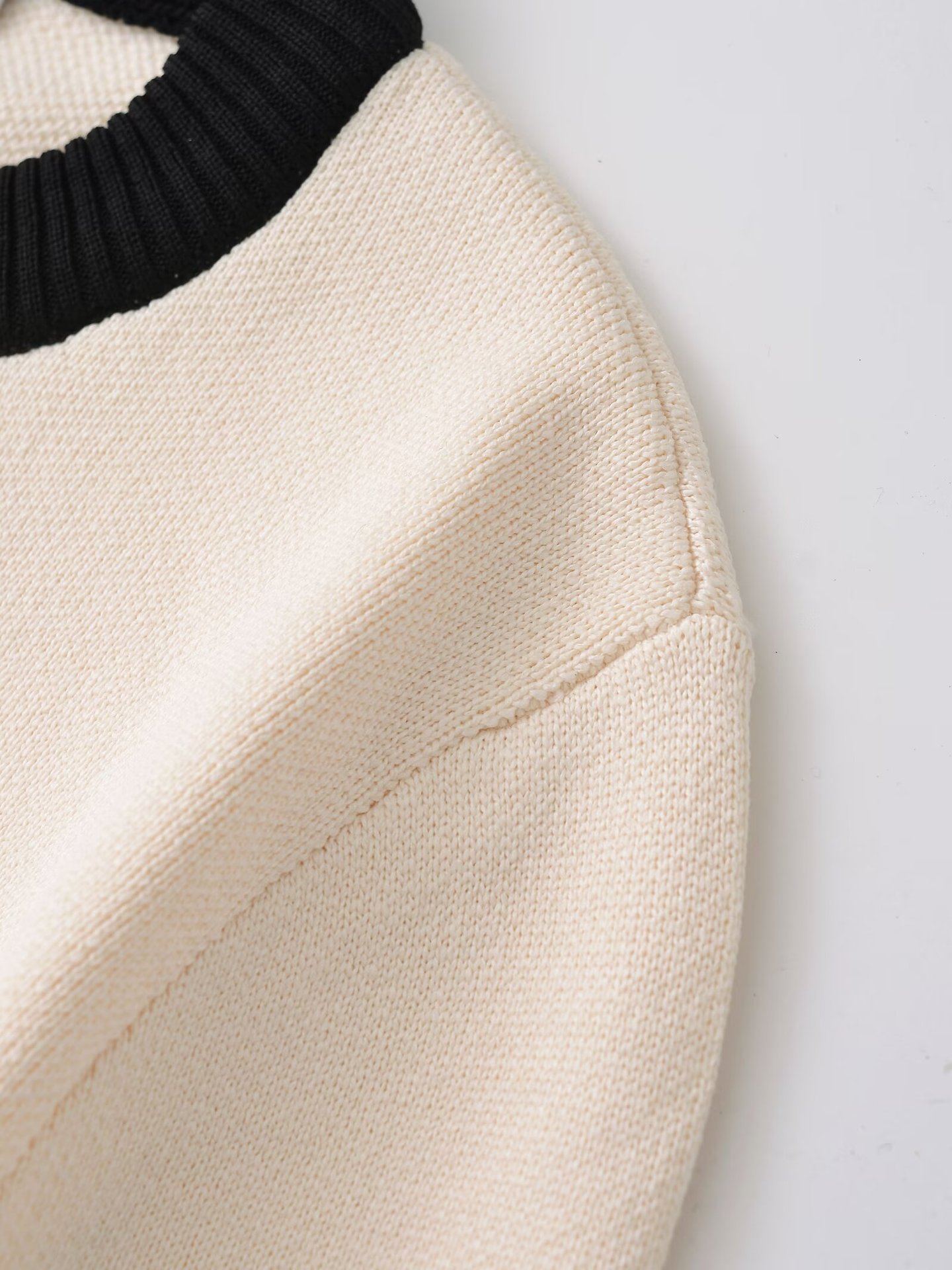 Damenbekleidung 2024 Herbst und Winter neue Mode kontrastierende goldreihige Strickjacke_voghion.com