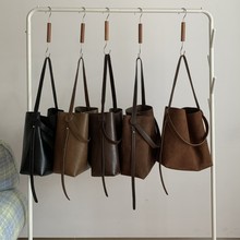 多果女包 设计感复古绒面斜跨水桶包女秋冬新款韩系ins百搭单肩包