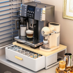 カプセルコーヒーマシンの棚のテーブルの上にコップのお茶を置いて収納します。