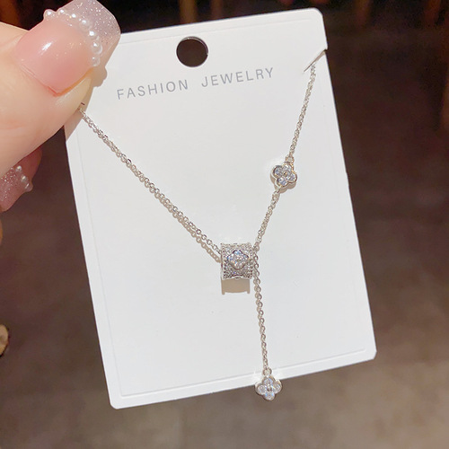 Light luxury niche design, high-end, small waist, four-leaf flower necklace, tassel, sweet temperament, fashionable and versatile clavicle chain