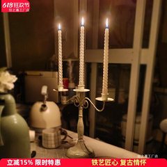 レトロなヨーロッパスタイルの鉄燭台装飾品ホームダイニングテーブルロマンチックなキャンドルライトディナー小道具 3 頭フレンチキャンドル台座