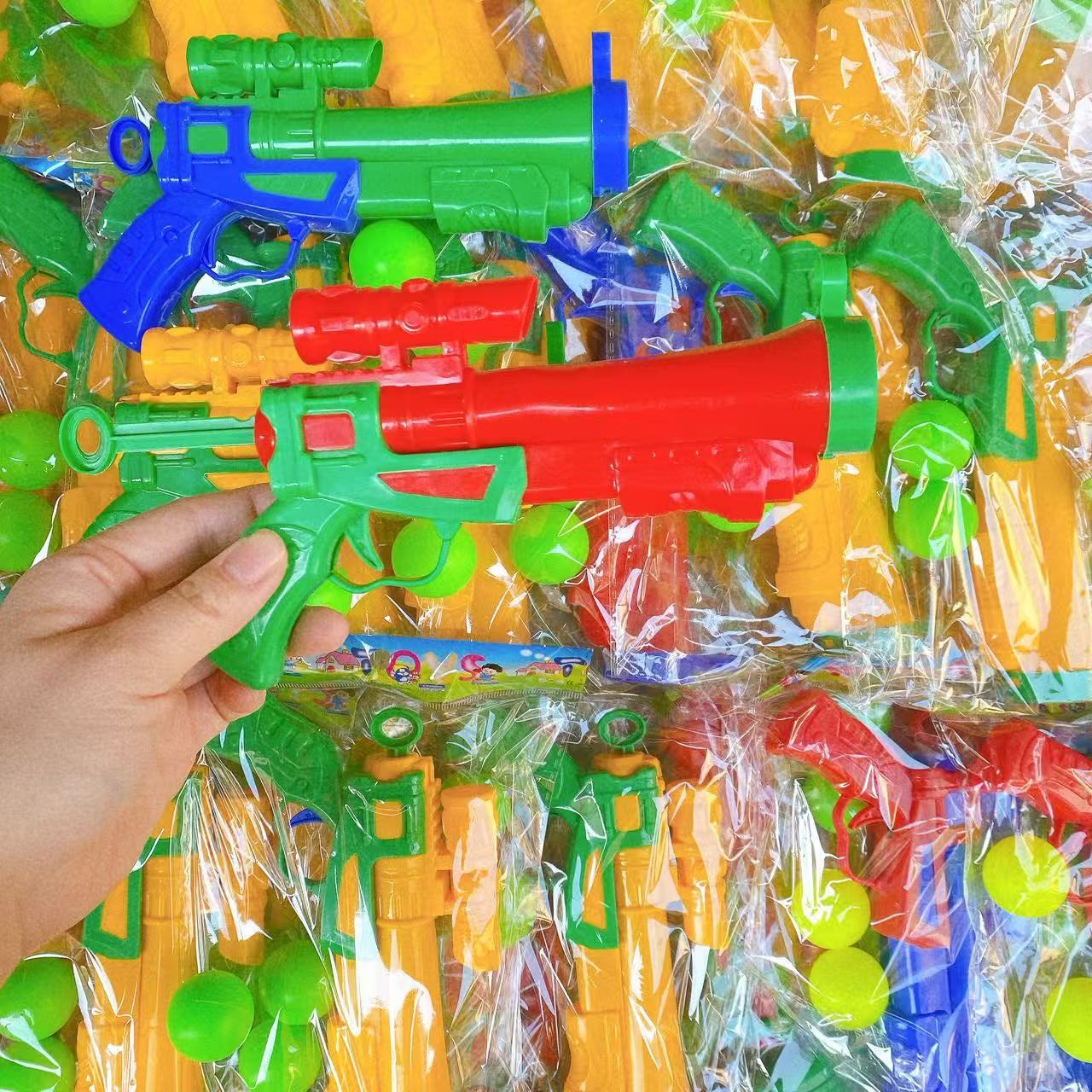 Juguetes de comercio exterior para niños pistola de color disparar pistola de lanzamiento de bolas colocadas en el suelo férula de plástico 2 yuanes al por mayor