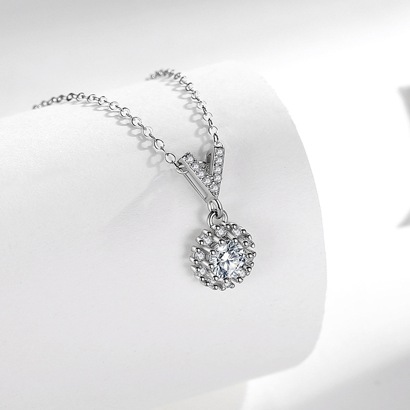 S925 plata amor con incrustaciones de circón completo diamante letra en forma de V collar ins tiktok nuevo estilo coreano moda temperamento Decoración