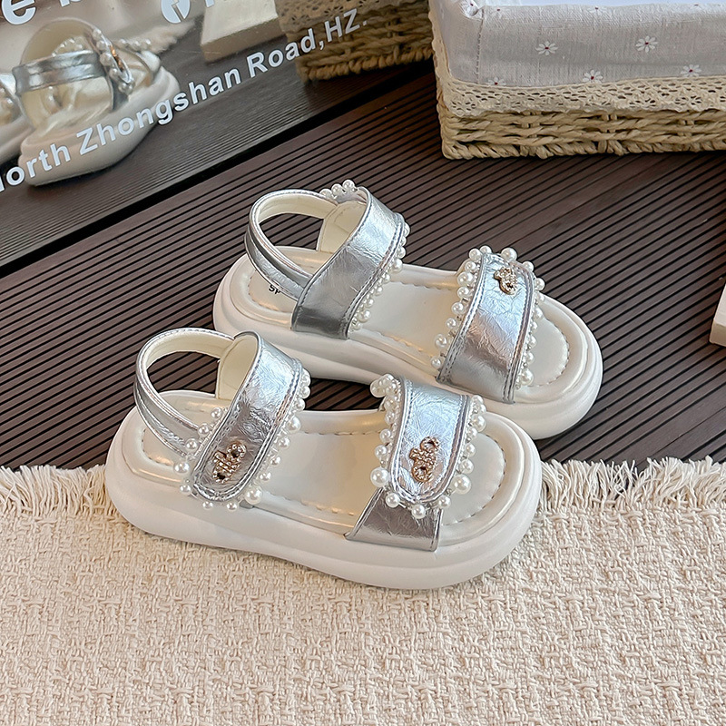 Modas para niñas sandalias versátiles de verano 2026 nuevos zapatos de playa de aire extranjero para niños grandes zapatos de princesa de perlas image 4