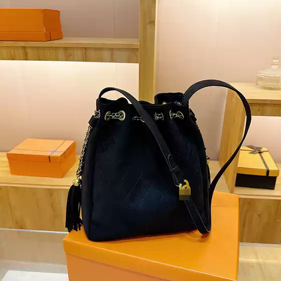 Chanel-Style Quilted Chain Bag for Women 2025 New Retro Suede Bucket Bag High-End Shoulder Crossbody Bag