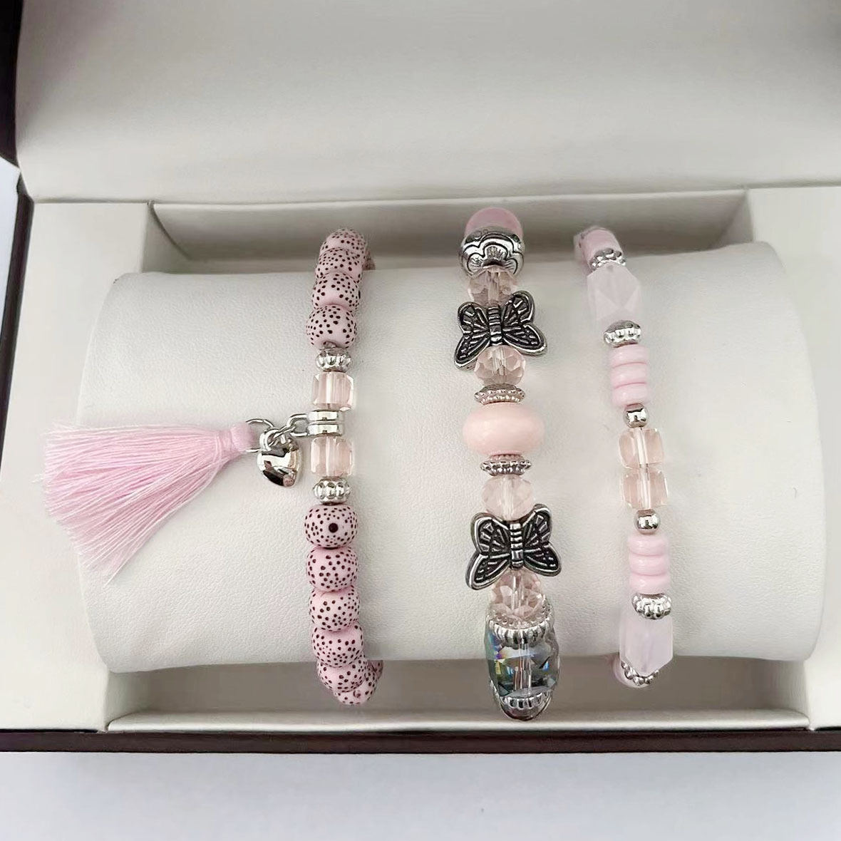 Juego de tres piezas de brazalete rosa