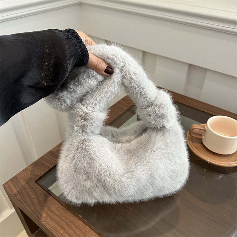 2024 invierno nuevo estilo bolso de axila temperamento bolso de mujer de alto valor felpa estilo occidental bolso de hombro diseño de nicho femenino