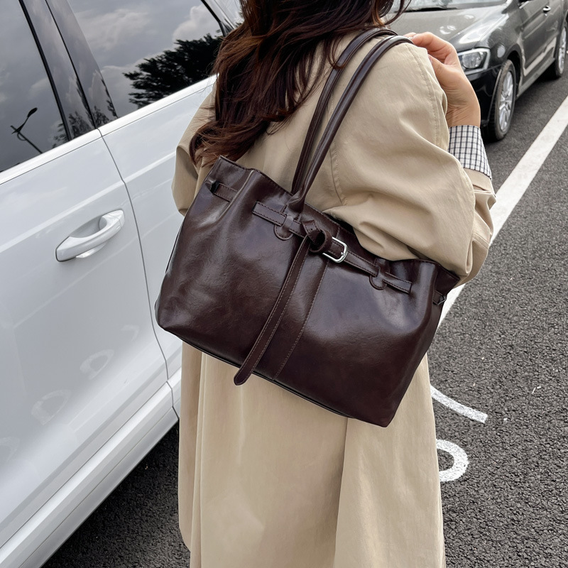 Cross-Border Commuter Belt Buckle Tote Bag 2025 Autumn and Winter New Fashion Trend Large Capacity Lazy Style Shoulder Bag Cross-Border Commuter Belt Buckle Tote Bag 2025 Autumn and Winter New Fashion Trend Large Capacity Lazy Style Shoulder Bag