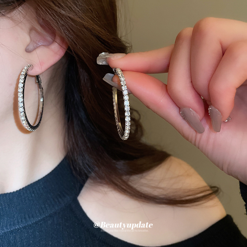 Aguja de plata viento frío, orejeras redondas con incrustaciones de diamantes, pendientes de diseño exagerado de nicho, pendientes de moda femenina, lujo ligero, sentido de alta gama