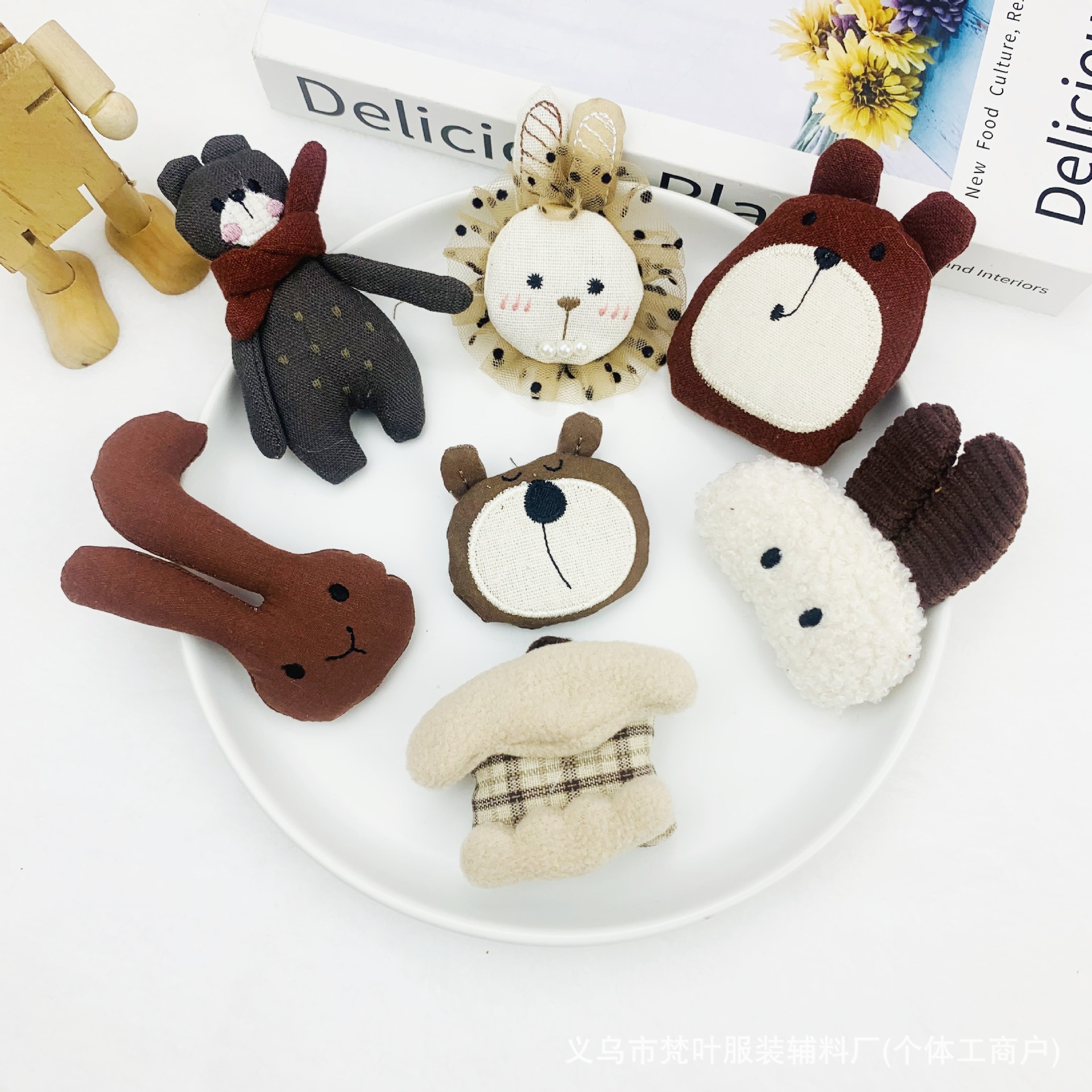 卡通毛绒可爱动物配饰diy布艺充棉胸针公仔挂件童装帽袜裤子辅料