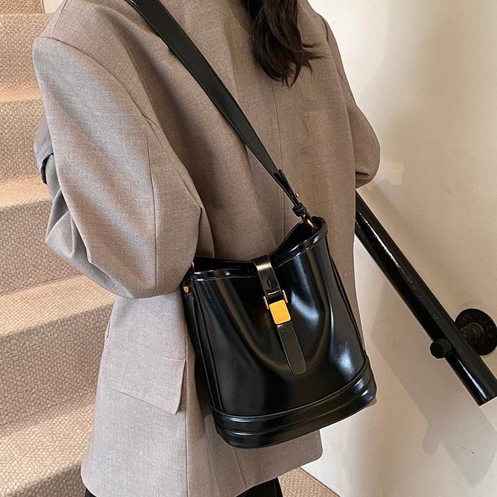 Alto sentido retro bolso de cubo 2024 otoño invierno nuevo bolso de mujer bolso de hombro de moda universal super caliente bolso de mochila