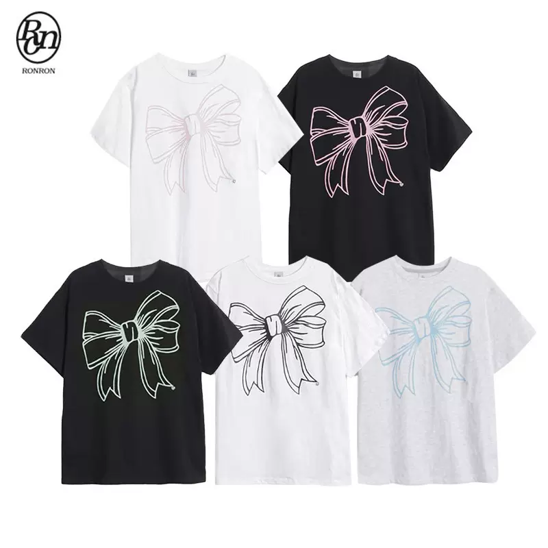 แบรนด์แฟชั่นอินเทรนด์จากเกาหลี Ronron เสื้อยืดแขนสั้น ลายโบว์ สไตล์เดียวกับ Jennie Kim Ji-Ni และ Bae Suzy ทรงสลิมและตัวโคร่งสำหรับผู้หญิง