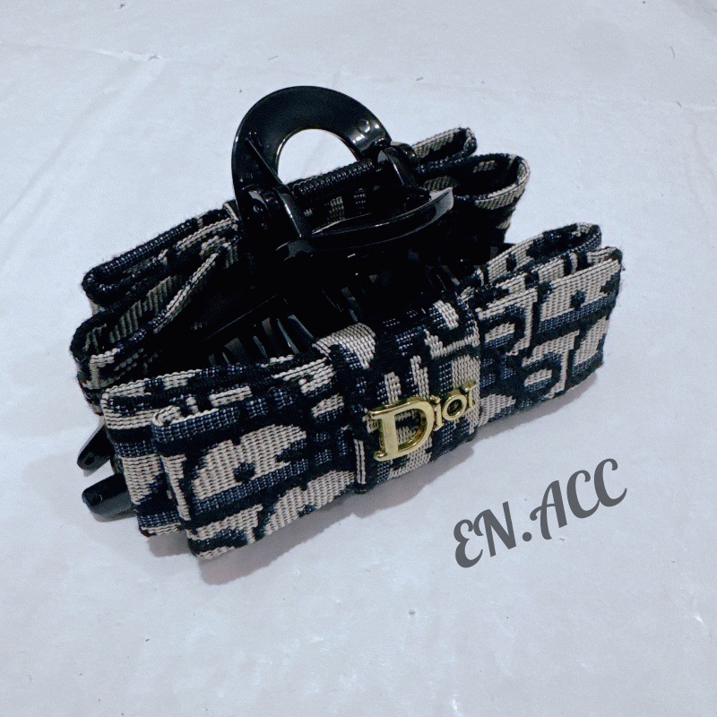 アルファベットの蝶結びのカチューシャは顔の小さいカチューシャを見せます。