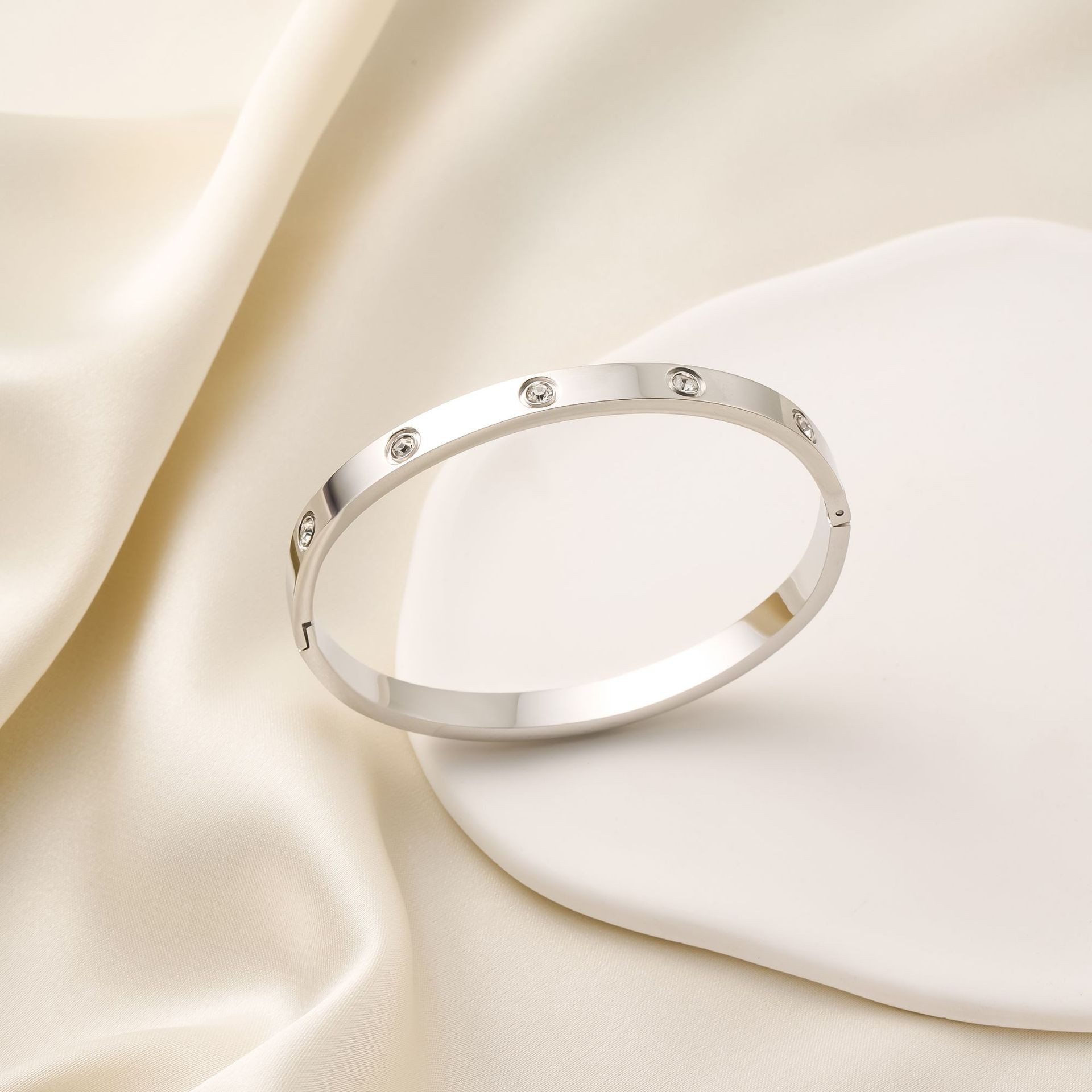Cielo estrellado pequeña cintura pulsera de acero de titanio mujer de alto grado sentido llano anillo pulsera luz nicho de lujo