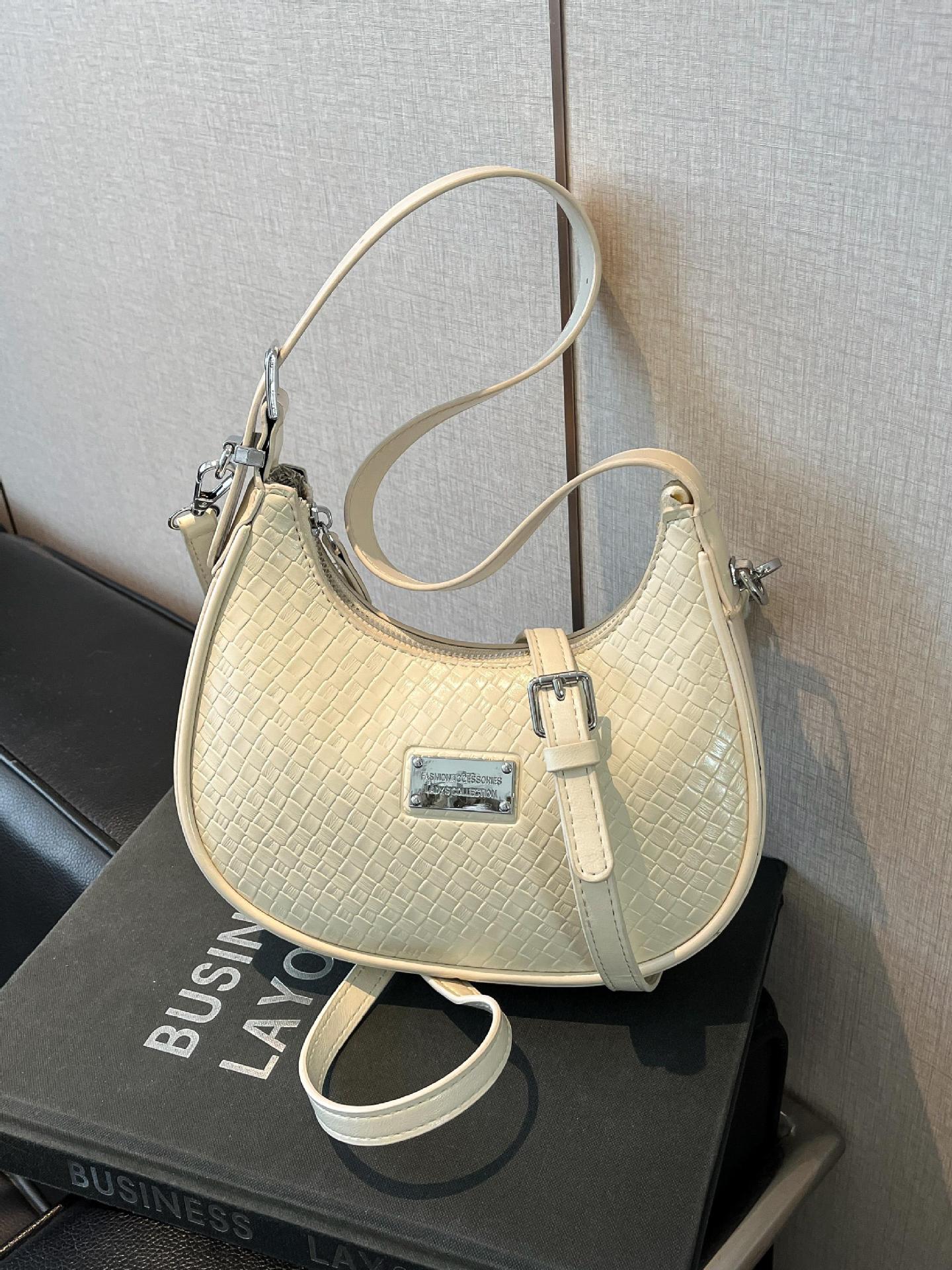 Bolsos de axila populares de verano para mujer 2025 comercio exterior nuevo estilo nicho todo-fósforo bolso de hombro de alta gama nicho bolsa de media luna