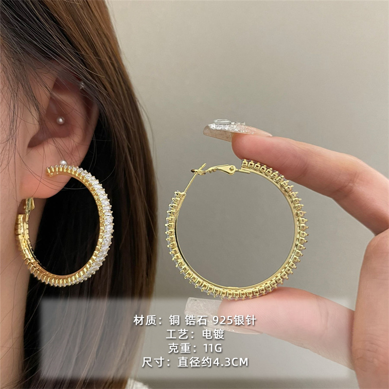 2025 nuevo estilo verano de moda anillo plateado círculo negro círculo fino temperamento europeo y americano aretes dorados de todo fósforo