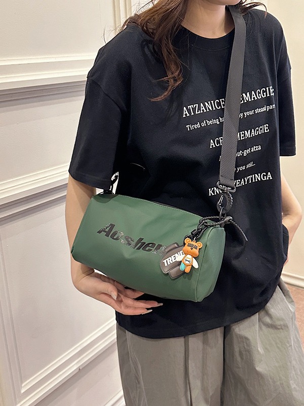Bolsa deportiva de seda para mujeres 2024 nuevo nicho de diseño de alto nivel letras de hombro película anti-spersión bolso