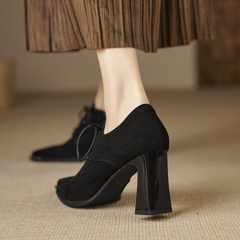 Giày cao gót nữ mũi nhọn da bò sơn đen gót vuông 8 cm — Da bò sơn đen