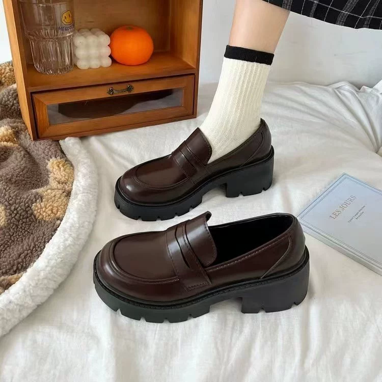 Женские туфли из французской кожи на массивном каблуке 2023 Новые Простые Модные однослойные Туфли с круглым носком, стройнящие Лоферы без шнуровки в стиле ретро