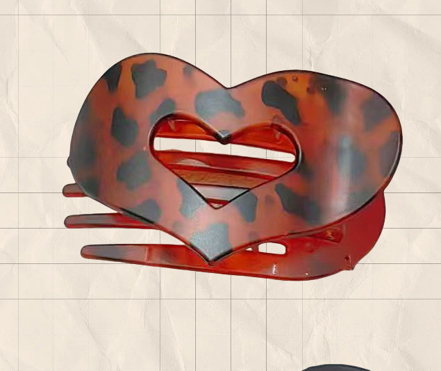 하트 모양의 반투명 레드 표범 무늬