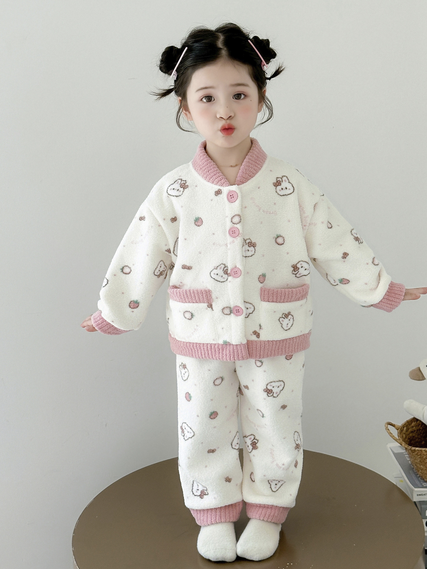 Niña pijama conjunto 2025 nuevo otoño y invierno niños franela calentamiento ropa de hogar de terciopelo de coral bebé dos piezas conjunto