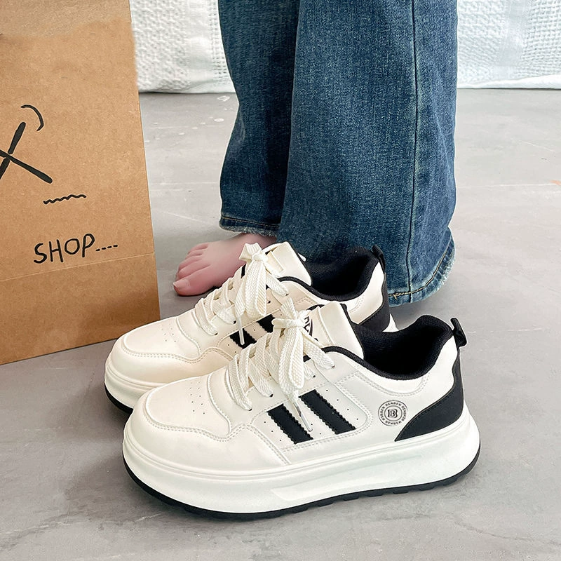 Взрывные маленькие белые туфли маленькие женские дикие туфли на большой подошве 2025 Летние новые маленькие супер огненные спортивные повседневные туфли