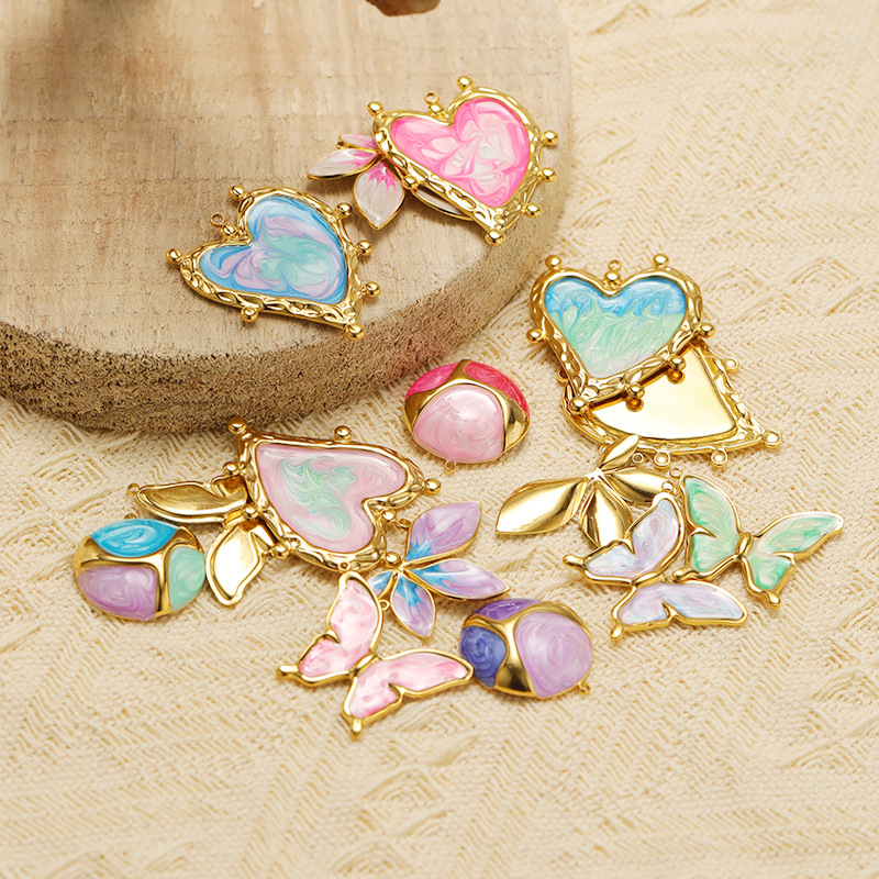 Heart Shape, Butterfly Pattern 4 PCS/Package 304 Stainless Steel Heart Shape Butterfly Pendant