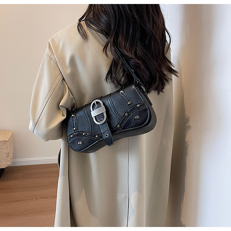 Women's Medium Pu Leather Solid Color Streetwear Rivet Lock Clasp Underarm Bag display picture 12