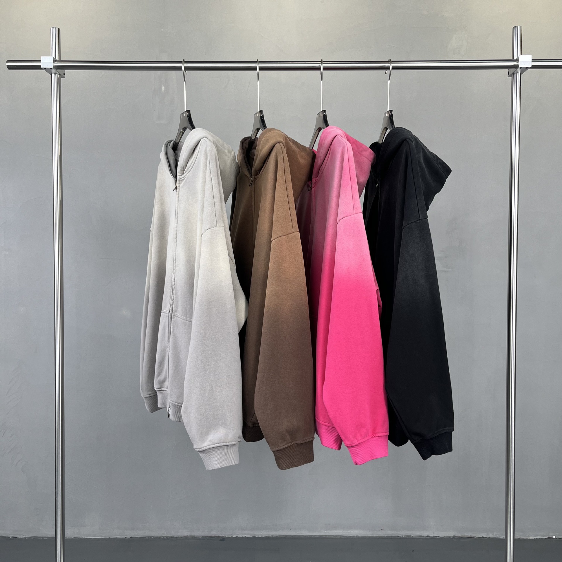 Vīriešu apģērbs, mazgāts uz ielas, veci krāsots aerosola krāsā, balts, kapuci, žurku soma, rāvējslēdzēja jaka, lielizmēra džemperis, kapučjakas._voghion.com