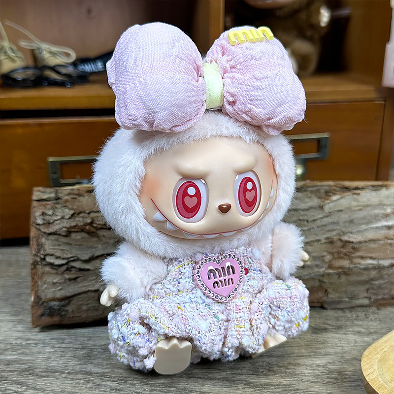 Labubu se sienta en la fiesta, ropa de bebé, caja ciega de primera generación, ropa de bebé Labubu, ropa de tela rabble, cara de vinilo de felpa