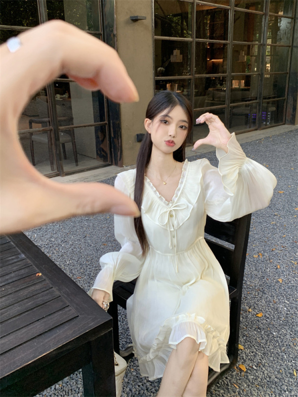 温柔风绝美V领长袖连衣裙女秋季新款法式气质显瘦木耳边小白裙子|undefined