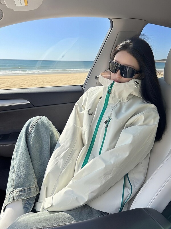 Light green outdoor softshell jacket for women, spring and autumn windproof and waterproof jacket, high-end cycling and mountaineering coat