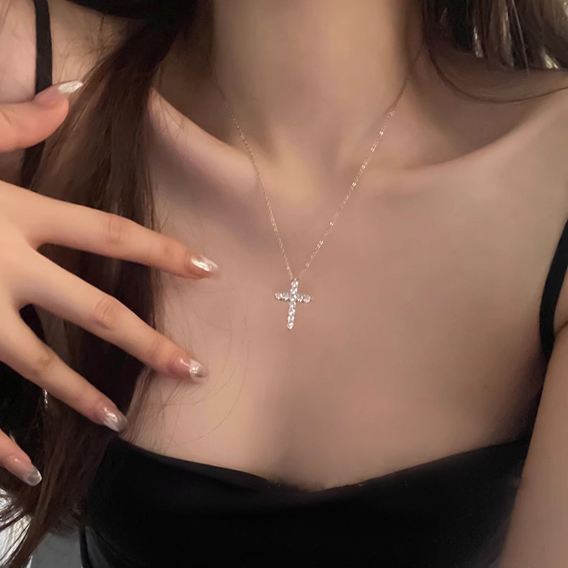 女性用のパーソナライズされたシンプルなクロスネックレス、多用途のヒップホップスタイルの鎖骨チェーン、インターネットセレブと同じスタイル、トレンディな工場直販|undefined