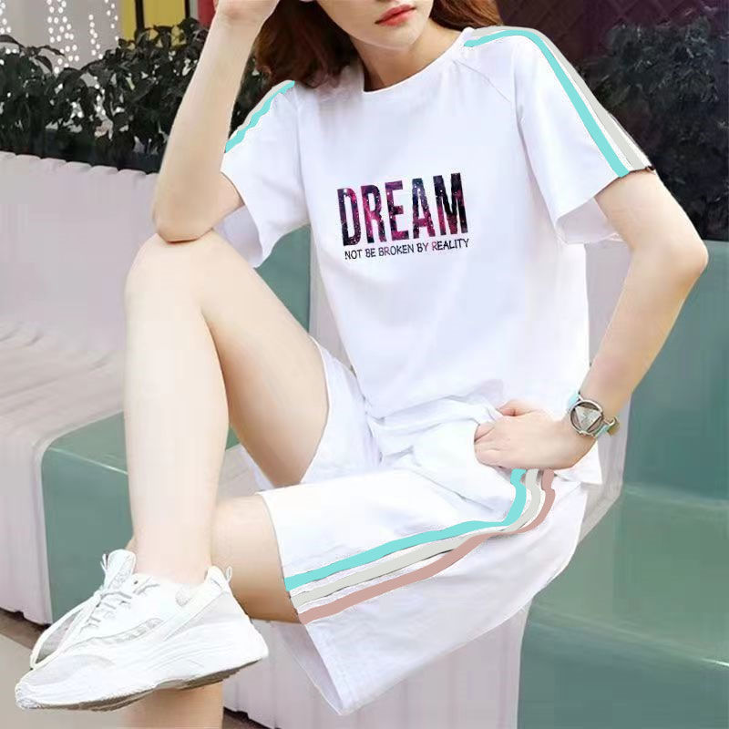 흰색 정장 삼색 별이 빛나는 하늘