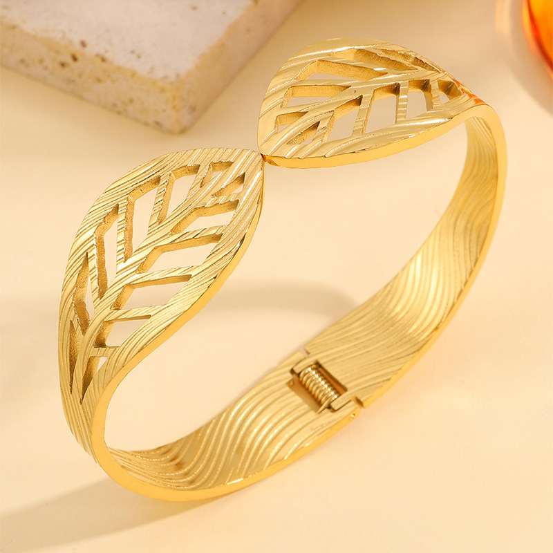 Brazalete de acero inoxidable hueco hoja elástica abertura brazalete de oro de arena transfronteriza Europa y América damas pulsera de joyas de alta calidad