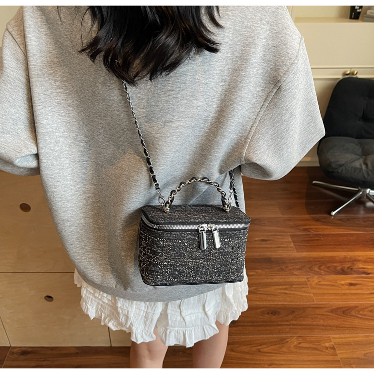 The diamond-shaped chain crossbody bag for women in the summer of 2025 features a fashionable and niche design. This year, the box bucket bag is in vogue undefined